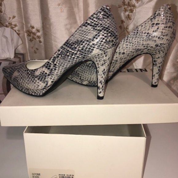 Anne Klein - AKDAMARIS Platform Pump Size 7M. - Picture 2 of 4